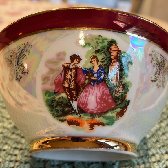 New fine porcelain Serving Bowl. Perfect for sides, soups or cereal. Gold trim - Picture 2 of 6